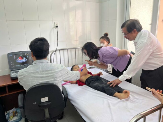 Đắk Nông: Tầm soát tim bẩm sinh miễn phí và tặng quà cho trẻ em huyện Cư Jút