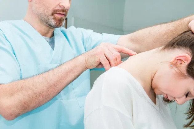 Triệu chứng và cách điều trị thoát vị đĩa đệm cổ