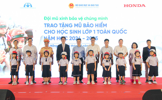 Trao tặng mũ bảo hiểm cho học sinh lớp 1 khu vực miền Trung năm học 2024 – 2025
