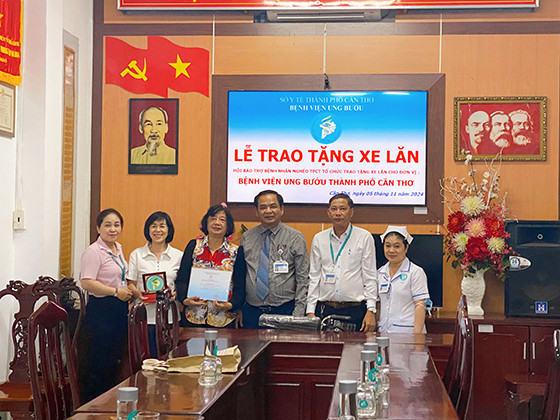 Bệnh viện Ung bướu TP. Cần Thơ tiếp nhận 10 xe lăn từ Hội Bảo trợ bệnh nhân nghèo