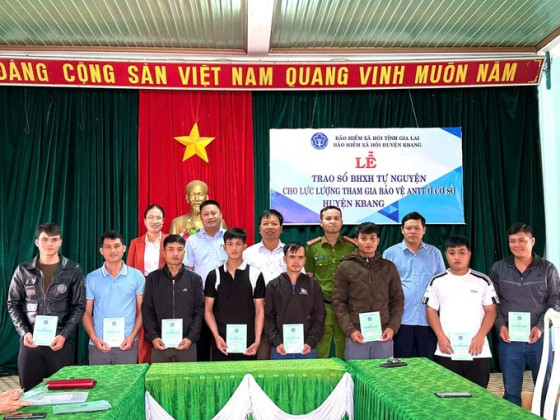 Gia Lai: Trao 31 sổ bảo hiểm xã hội tự nguyện cho lực lượng bảo vệ an ninh trật tự ở cơ sở xã Tơ Tung