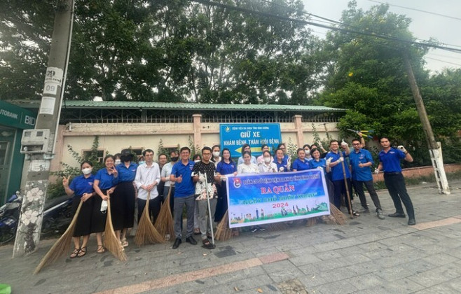 Ra quân dọn dẹp vì một khuôn viên Bệnh viện tỉnh Bình Dương xanh, sạch, đẹp, không thuốc lá