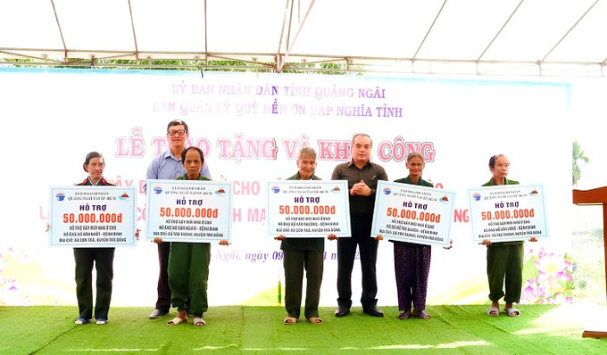 Quảng Ngãi: Trao tặng và khởi công xây dựng nhà ở cho hộ gia đình người có công với cách mạng thuộc diện hộ nghèo, cận nghèo