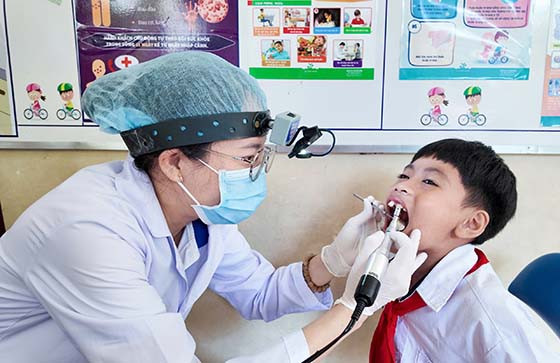 Cần Thơ: Khám và điều trị lưu động bệnh răng miệng cho học sinh tiểu học