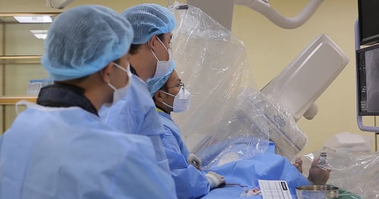 Nam tài xế 30 tuổi liệt nửa người vì đột quỵ khi đang lái xe