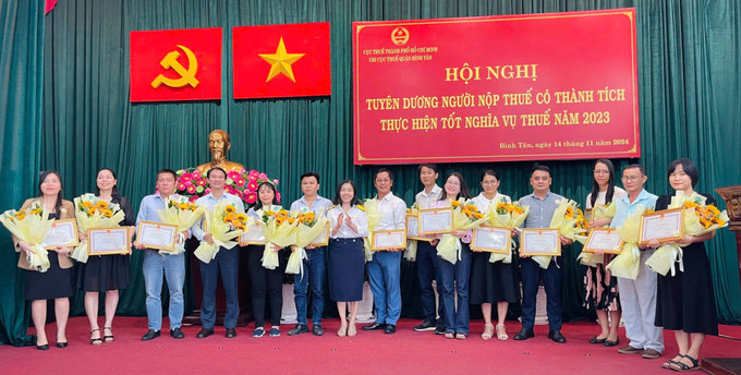 Chi cục Thuế quận Bình Tân tuyên dương người nộp thuế năm 2023