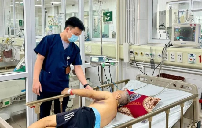 Cấp cứu nam bệnh nhân sốt xuất huyết biến chứng mất nửa lượng máu trong cơ thể