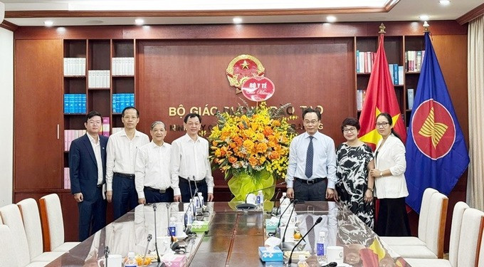Đại diện Bộ Y tế thăm và chúc mừng Bộ Giáo dục và Đào tạo nhân ngày Nhà giáo Việt Nam 20/11
