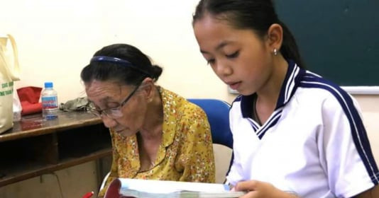 Bình Dương: Bà giáo ngày thì đi bán vé số, tối về dạy lớp học tình thương cho các em nhỏ kém may mắn