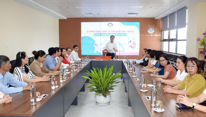 Thừa Thiên Huế: Trao tặng và hướng dẫn sử dụng thiết bị tầm soát ung thư vú cầm tay