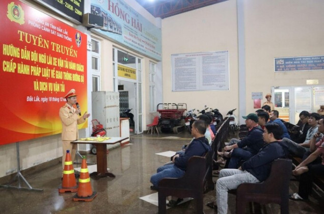 Đắk Lắk: Tuyên truyền, hướng dẫn đội ngũ lái xe khách chấp hành pháp luật về giao thông