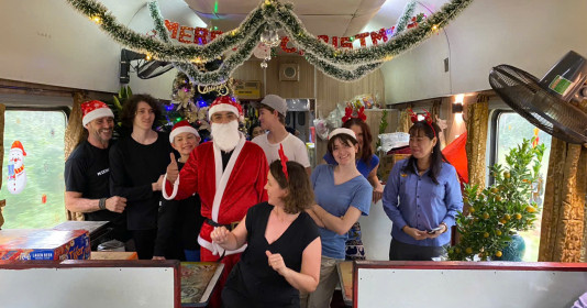 Niềm vui của khách hàng khi gặp "ông già Noel" trên tàu