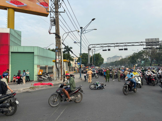 TP. HCM: Đội CSGT An Sương điều tiết, phân luồng giao thông qua khu vực xảy ra tai nạn giao thông