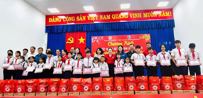 Hội Chữ thập đỏ tỉnh Bình Dương tổ chức chương trình "Tết Nhân ái" - Xuân Ất Tỵ 2025 tại TP. Bến Cát