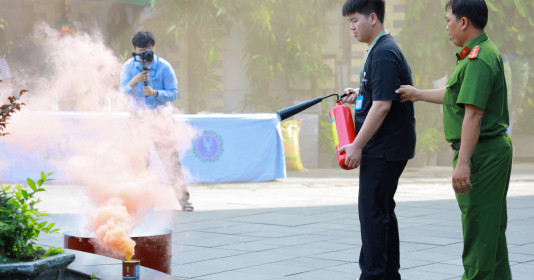 Diễn tập phòng cháy chữa cháy cho giảng viên, sinh viên Trường Đại học Luật TP.HCM