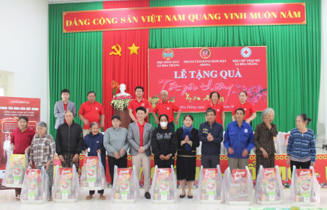 Đắk Lắk: Tặng 50 suất quà tết và hỗ trợ chăm sóc sức khỏe răng miệng cho người nghèo