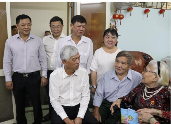 Lãnh đạo TP. HCM thăm, chúc Tết người có công, trẻ mồ côi tại quận 10