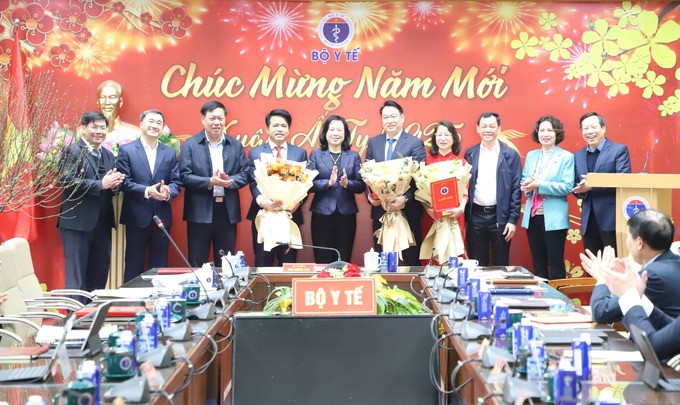 Bộ trưởng Bộ Y tế trao quyết định bổ nhiệm lại một số chức vụ lãnh đạo đơn vị thuộc Bộ Y tế