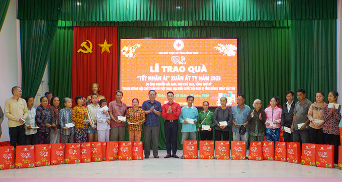 Đồng Tháp: Trao quà “Tết nhân ái” và khởi công xây dựng nhà "Chữ thập đỏ"