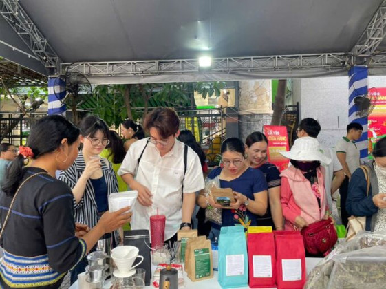 “Phiên chợ đặc sản bản địa” đem hương vị Tết mọi miền đến TP. HCM