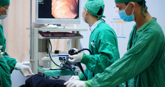 Người đàn ông 48 tuổi nhập viện cấp cứu vì nuốt răng giả trong lúc ngủ
