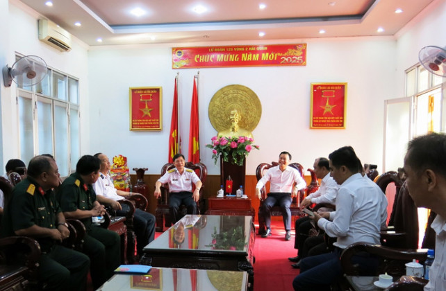 Lãnh đạo TP. HCM thăm, chúc Tết Lữ đoàn 125, Bộ Tư lệnh Vùng 2 Hải quân