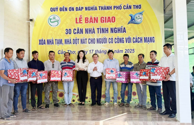 Cần Thơ: Bàn giao 30 căn nhà tình nghĩa xóa nhà tạm, nhà dột nát cho người có công với cách mạng