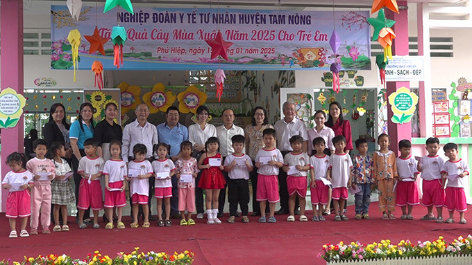 Đồng Tháp: Chăm lo Tết cho gia đình chính sách, trẻ em, người dân khó khăn