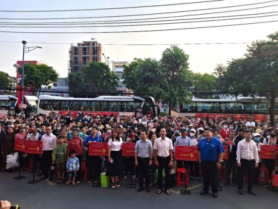 TP. HCM: Khởi hành chuyến xe hạnh phúc đưa miễn phí 900 người dân về quê đón Tết