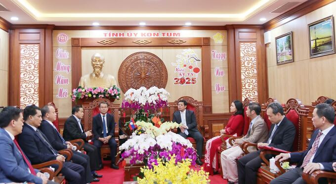 Đoàn cán bộ cấp cao tỉnh Chăm-pa-sắc (Lào) thăm, chúc Tết tỉnh Kon Tum