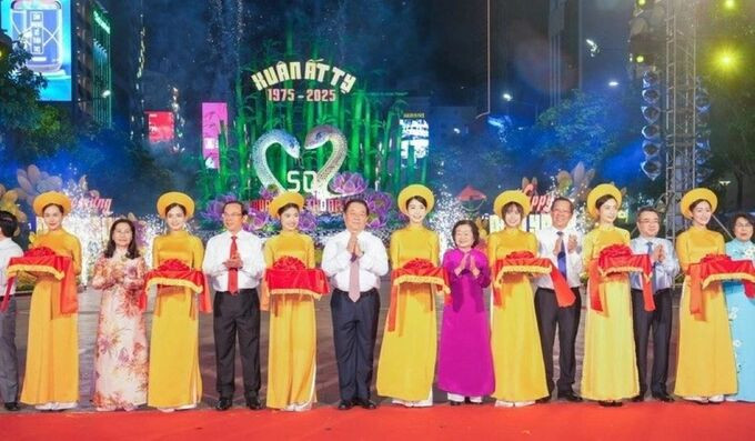 TP. HCM: Khai mạc đường hoa Nguyễn Huệ Tết Ất Tỵ năm 2025
