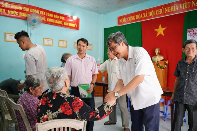 Bình Thuận: Thăm hỏi, tặng quà Tết cho các hộ nghèo, gia đình chính sách trên địa bàn phường Đức Long
