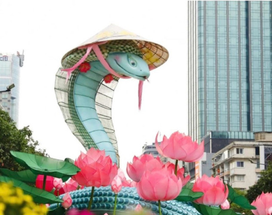 Linh vật rắn ở đường hoa Nguyễn Huệ giữ lại hết tháng 2