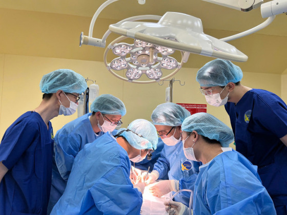 Xúc động: Chồng hiến thận cứu vợ suy thận giai đoạn cuối