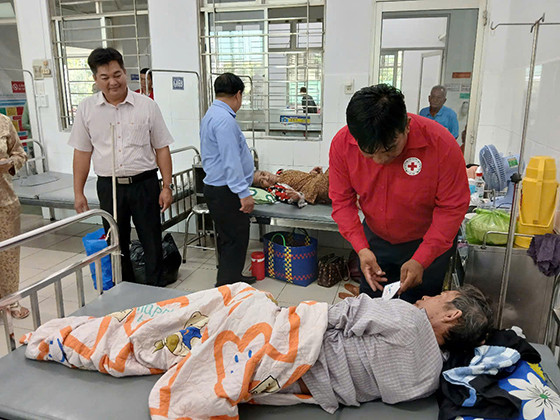 Cần Thơ: Tặng 200 phần quà cho bệnh nhân nghèo, khó khăn tại Trung tâm Y tế huyện Thới Lai
