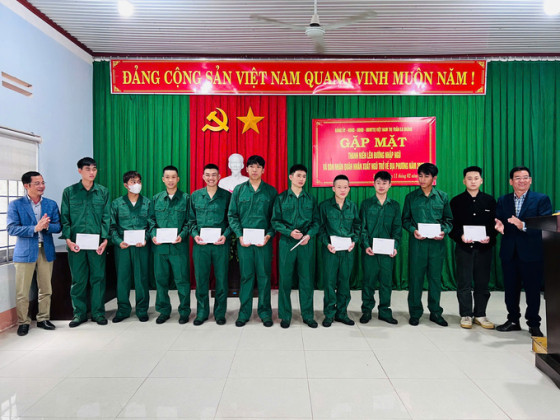 Đắk Lắk: Huyện Ea H’leo gặp mặt, tặng quà, động viên thanh niên nhập ngũ năm 2025