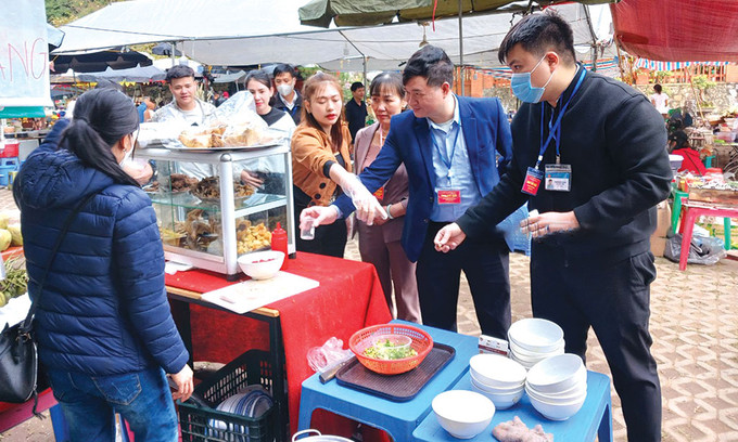 Xử lý như thế nào khi vi phạm an toàn vệ sinh thực phẩm khi kinh doanh thực phẩm trong khu lễ hội?