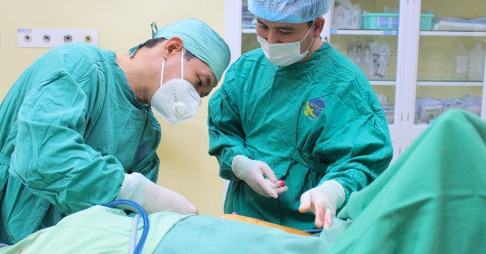 Người phụ nữ 59 tuổi khó thở, nuốt nghẹn do khối nang tuyến giáp lớn