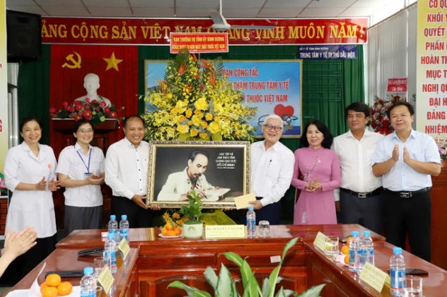 Bình Dương: Bí thư Tỉnh ủy thăm và chúc mừng Trung tâm Y tế TP. Thủ Dầu Một nhân kỷ niệm 70 năm Ngày Thầy thuốc Việt Nam
