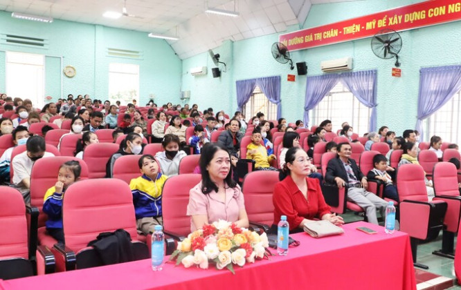 Đắk Lắk: Trao tặng 100 suất học bổng cho học sinh khuyết tật và mồ côi có hoàn cảnh khó khăn