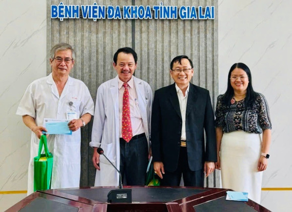 Lãnh đạo ngành y tế Gia Lai thăm, tặng quà nguyên lãnh đạo, cán bộ, Thầy thuốc Ưu tú
