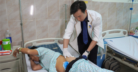 Té ngã khi làm việc, nam công nhân bị thanh sắt đâm xuyên cơ thể