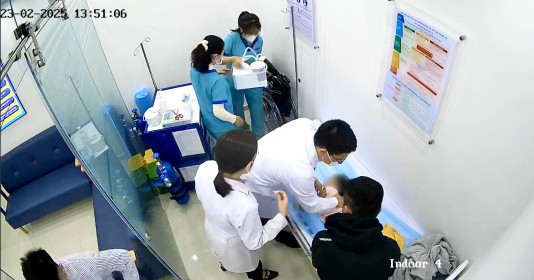 Bé 15 tháng đột ngột sốt cao co giật được trung tâm tiêm chủng cấp cứu kịp thời
