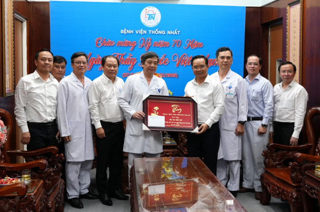 Chủ tịch UBND TP. HCM thăm Bệnh viện Thống Nhất, gia đình thầy thuốc tiêu biểu