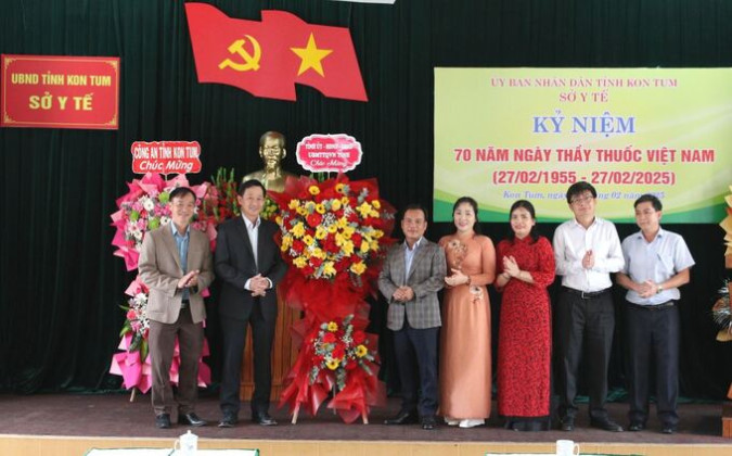 Lãnh đạo tỉnh Kon Tum thăm các đơn vị y tế nhân kỷ niệm 70 năm Ngày Thầy thuốc Việt Nam