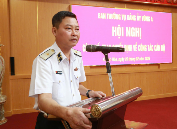 Thường vụ Đảng ủy Vùng 4 Hải quân công bố, trao quyết định về công tác cán bộ