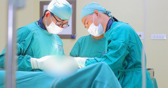 Vô tình làm vỡ kính bể cá, thanh niên bị đứt động mạch cổ tay