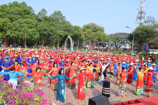 Đắk Lắk: 800 phụ nữ tham gia chương trình “Gặp gỡ tháng 3 – Đồng diễn áo dài”