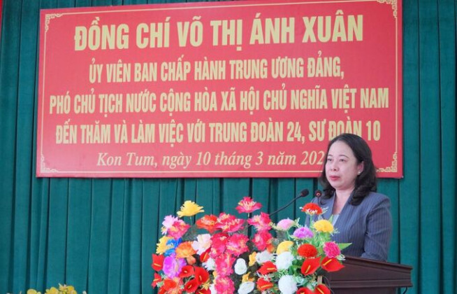 Phó Chủ tịch nước thăm, tặng quà các đơn vị Quân đội và các gia đình chính sách tại tỉnh Kon Tum