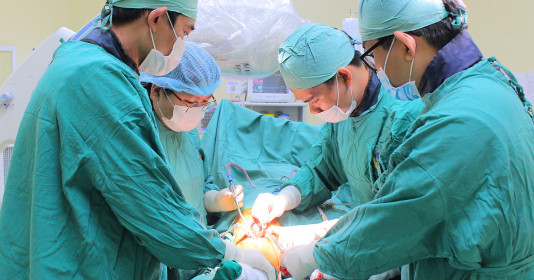 Người đàn ông bị biến dạng gối nghiêm trọng sau tai nạn giao thông